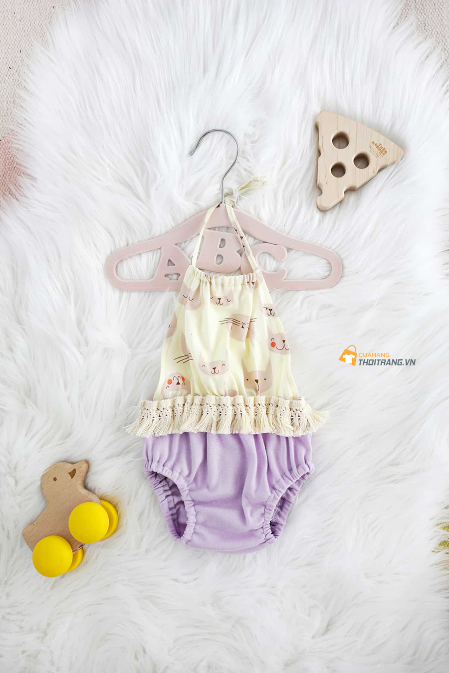 Làm thế nào để may áo yếm buộc dây điệu đà cho bé