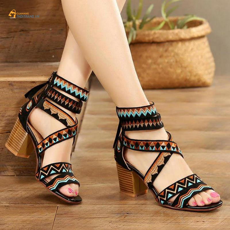 Phong cách thời trang Boho chic hợp với mẫu giày nào?