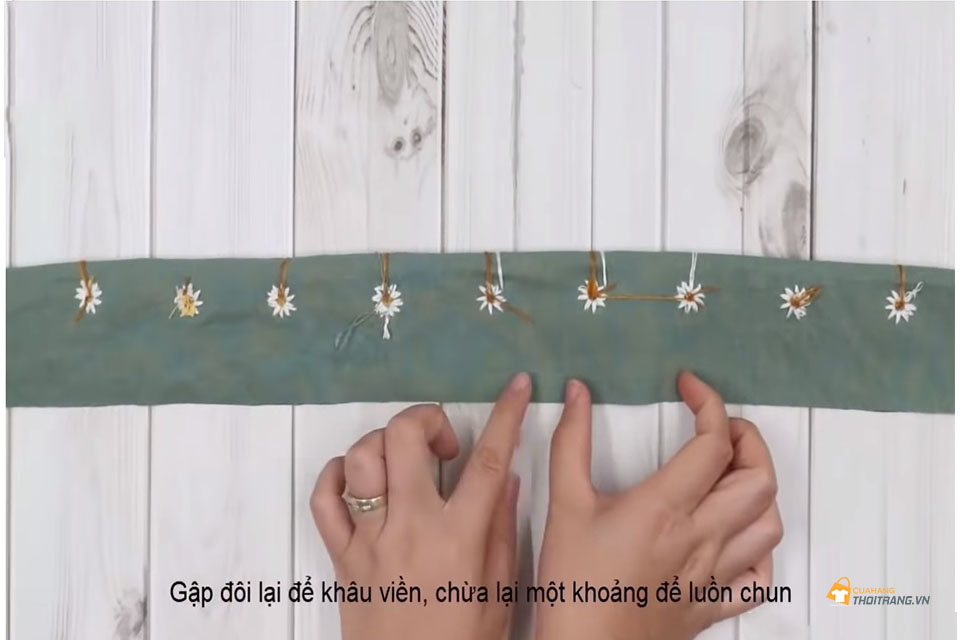 Gập đôi mảnh vải lại để khâu viền