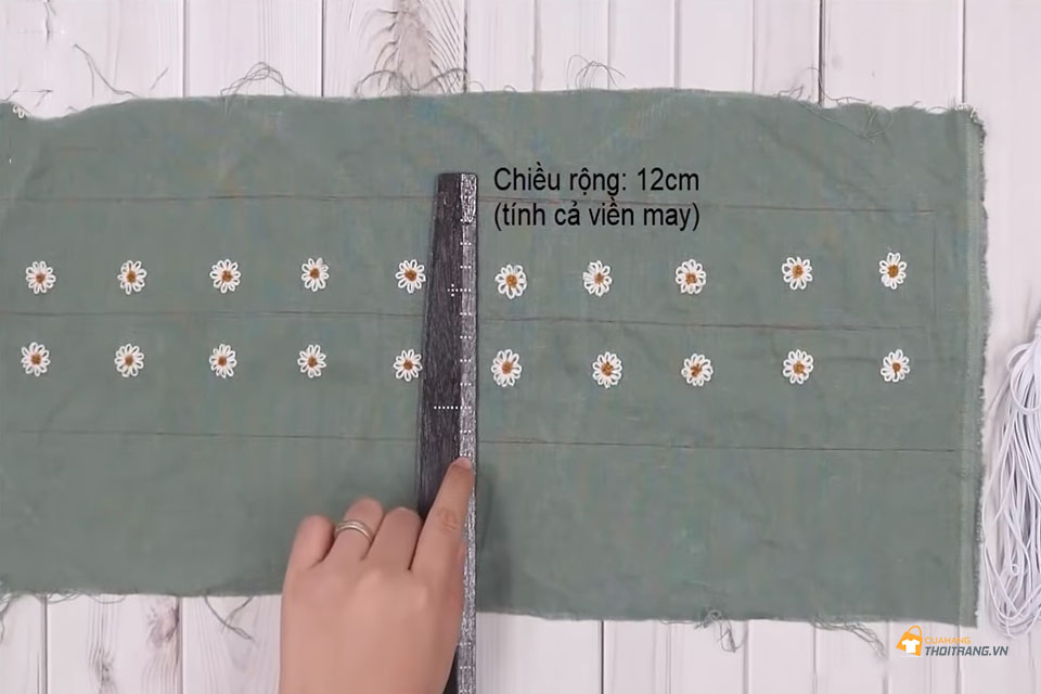Cắt mảnh vải thêu hoa theo kích thước 50*12cm
