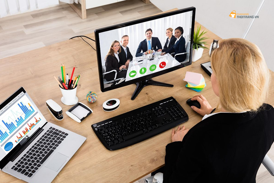 6 kiểu áo họp Zoom tạo hứng khởi cho buổi họp trực tuyến