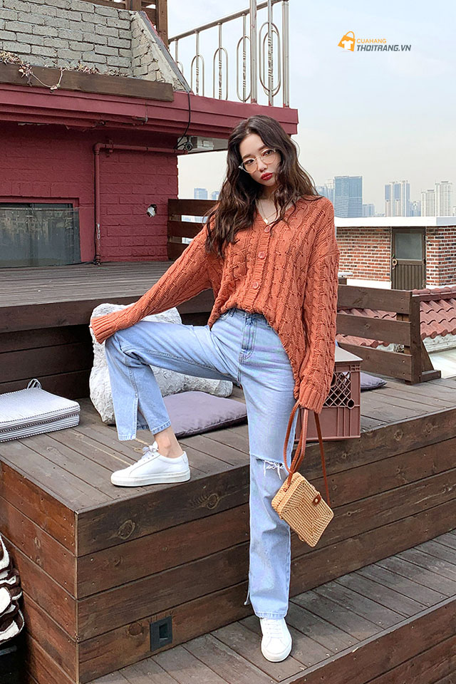 Cardigan dáng rộng sơvin vạt trước tạo nên một set đồ vừa thoải mái lại cực năng động