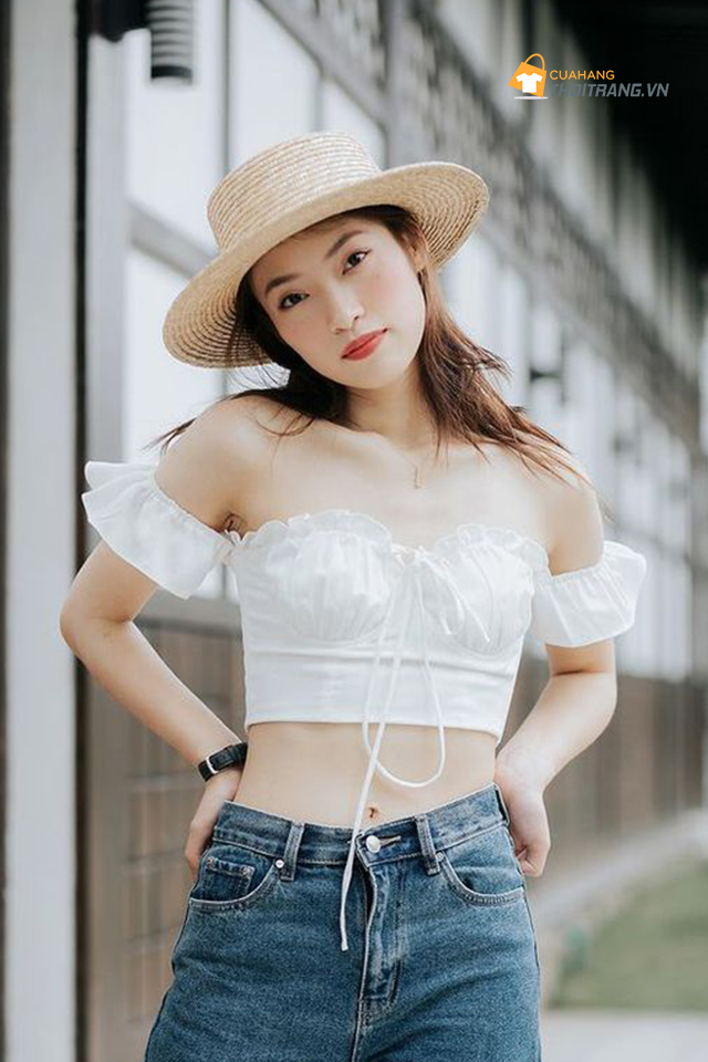 Áo croptop trễ vai khoe trọn xương quai xanh quyến rũ